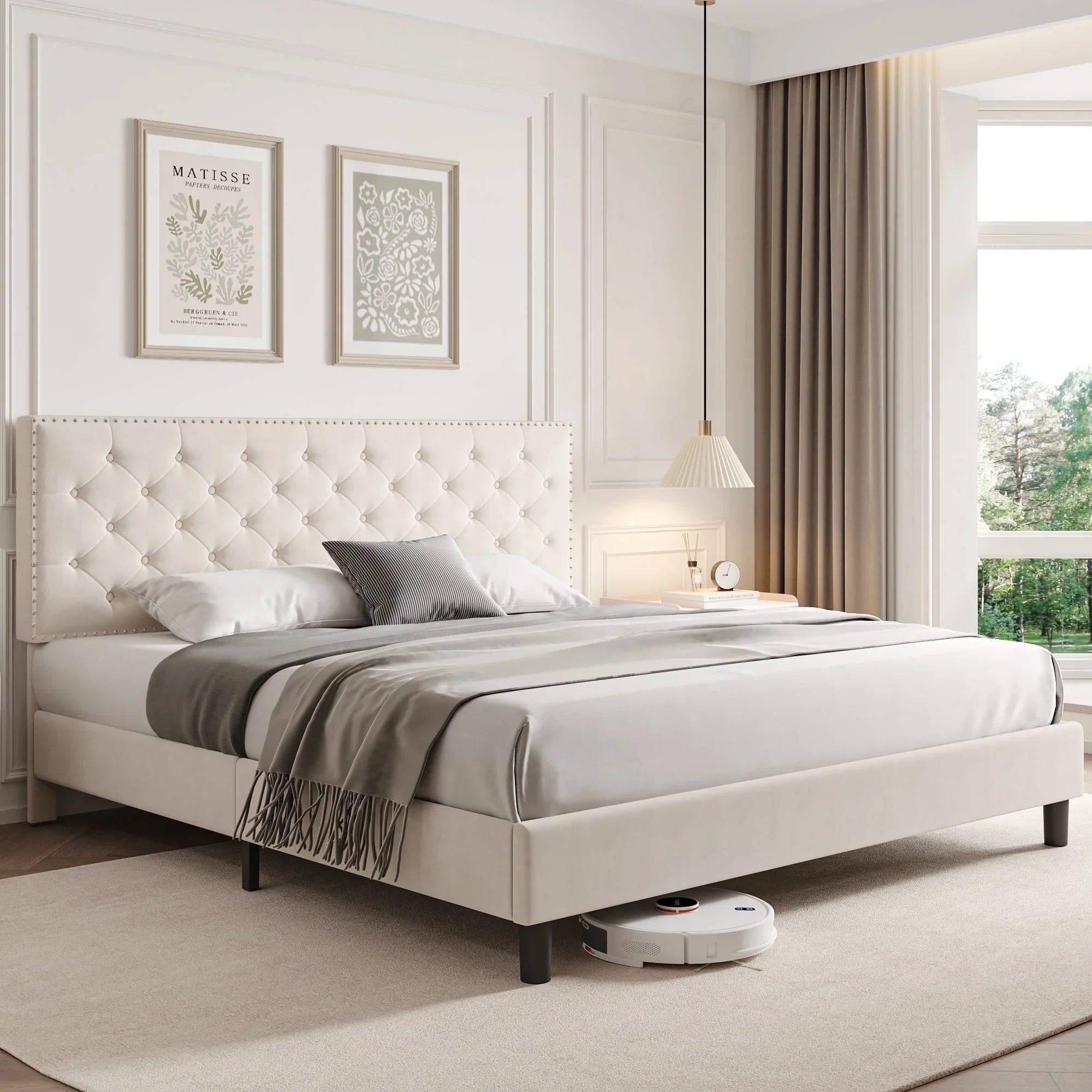 Dormitor elegant cu un pat tapitat crem, lenjerie gri și decor minimalist lângă fereastră mare