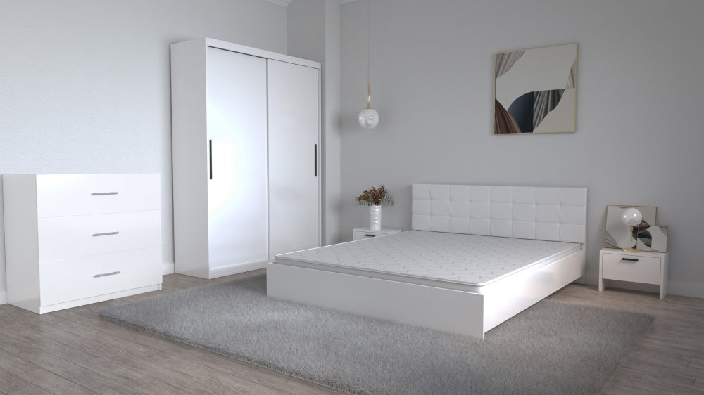 Mobilier alb pentru dormitor format din pat cu tablie, dulap cu oglindă și comodă, în decor modern