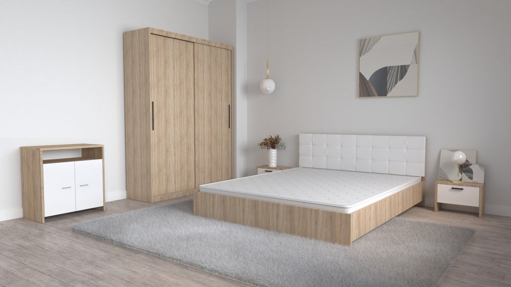 Dormitor modern cu mobilier alb pentru dormitor și finisaje lemn deschis într-un spațiu luminos
