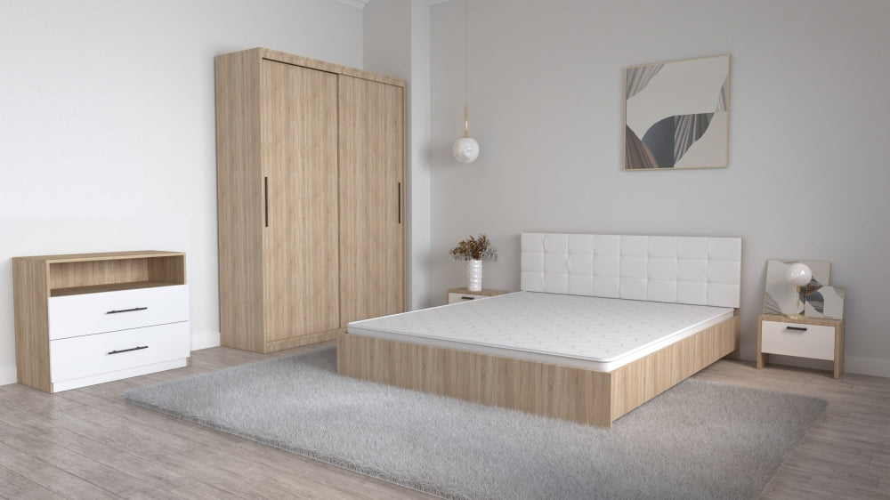 Mobilier alb pentru dormitor cu pat modern, dulap și comodă din lemn deschis la culoare