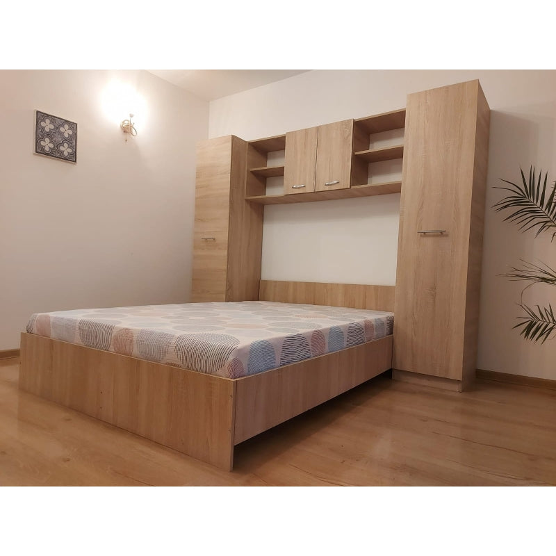 Mobilier dormitor complet modern din lemn deschis cu pat mare si dulapuri incorporate de la Mobila Domardo