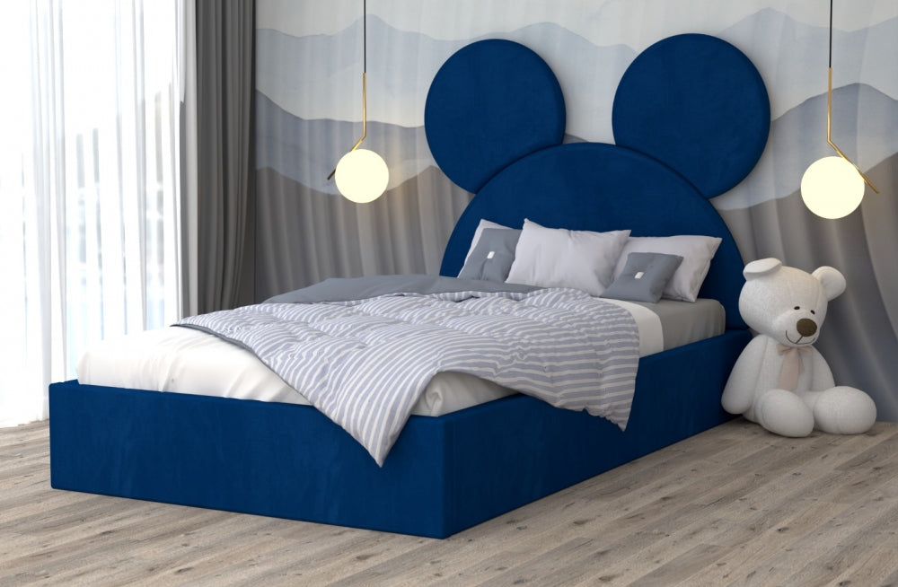 Pat copii cu design Mickey albastru din catifea, dormitor modern cu decor bej si jucarie ursulet