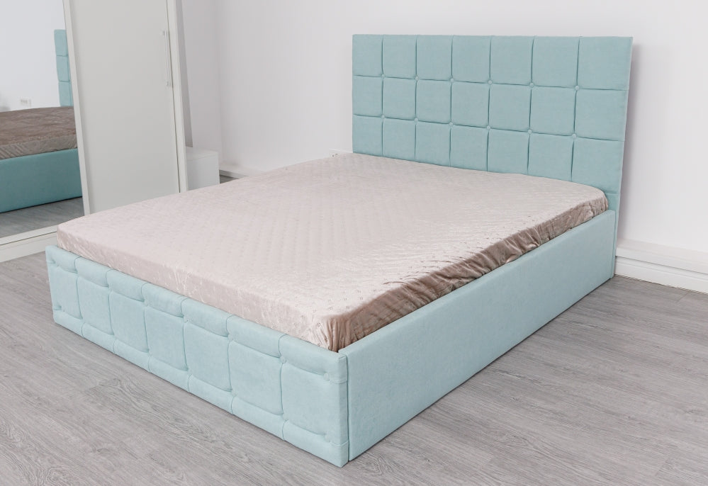 Pat matrimonial cu saltea inclusă, tapițat cu material textil albastru deschis și design pătrat modern