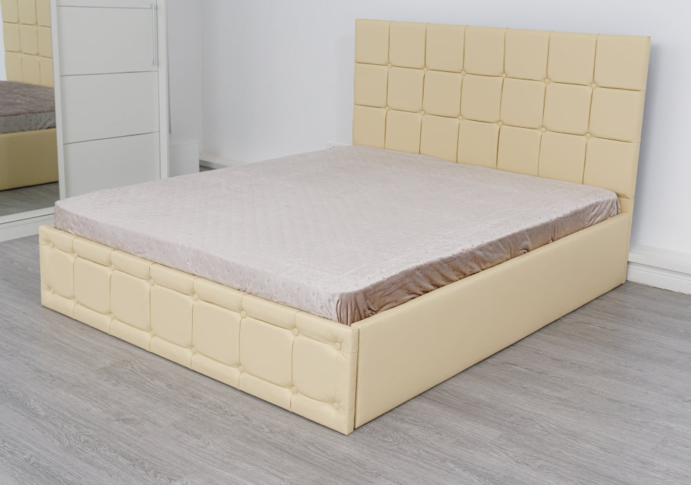 Pat matrimonial cu saltea inclusă de la Mobila Domardo, tapițat crem cu design modern și elegant
