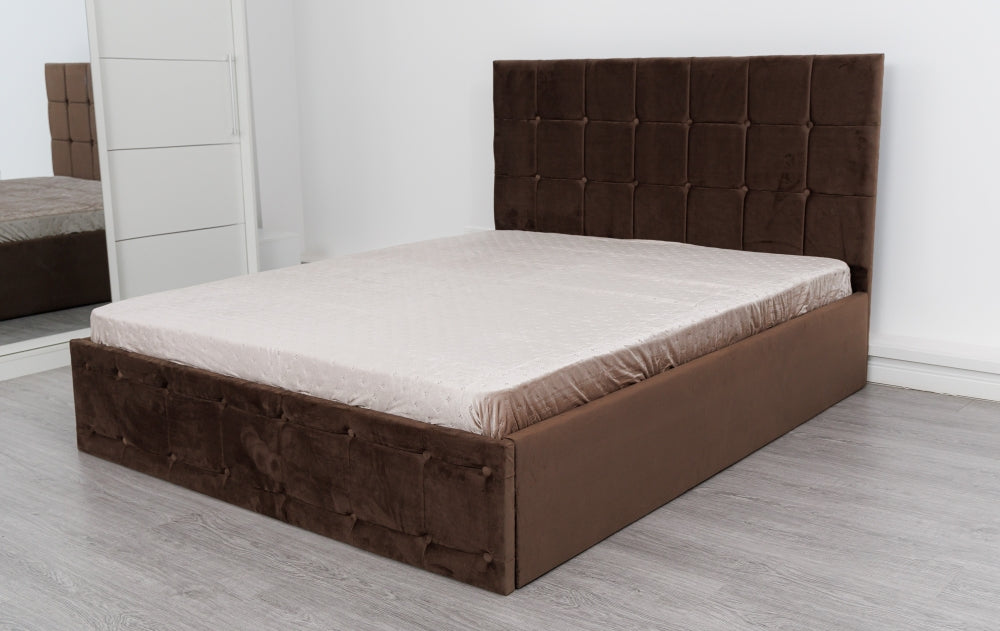 Pat matrimonial cu saltea inclusă, tapițat maro, cu design modern și tablie înaltă la Mobila Domardo