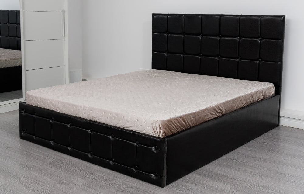 Pat matrimonial cu saltea inclusă tapitat cu piele ecologica neagra, model modern de la Mobila Domardo