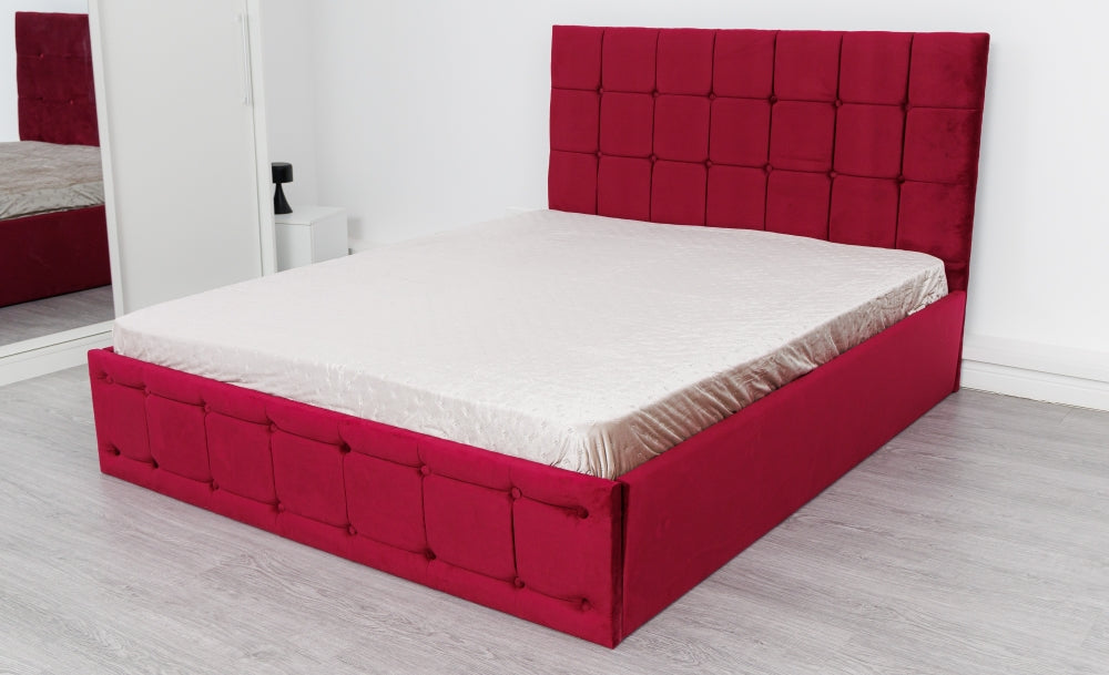 Pat matrimonial cu saltea inclusă și tapițerie roșie cu design modern și detalii geometrice