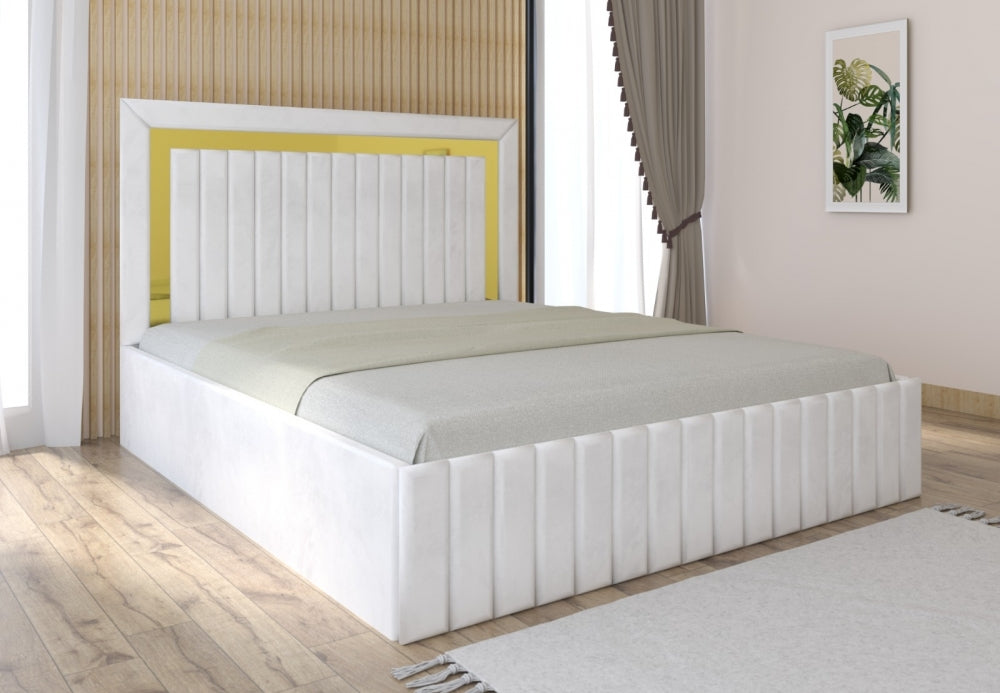 Pat tapițat cu saltea inclusă alb elegant în dormitor modern cu parchet și draperii gri