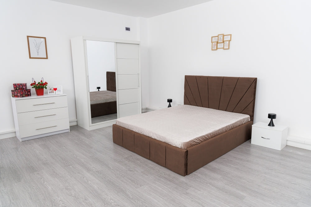 Set mobilier dormitor modern cu pat tapitat maro, dulap alb cu oglinda si comoda alba