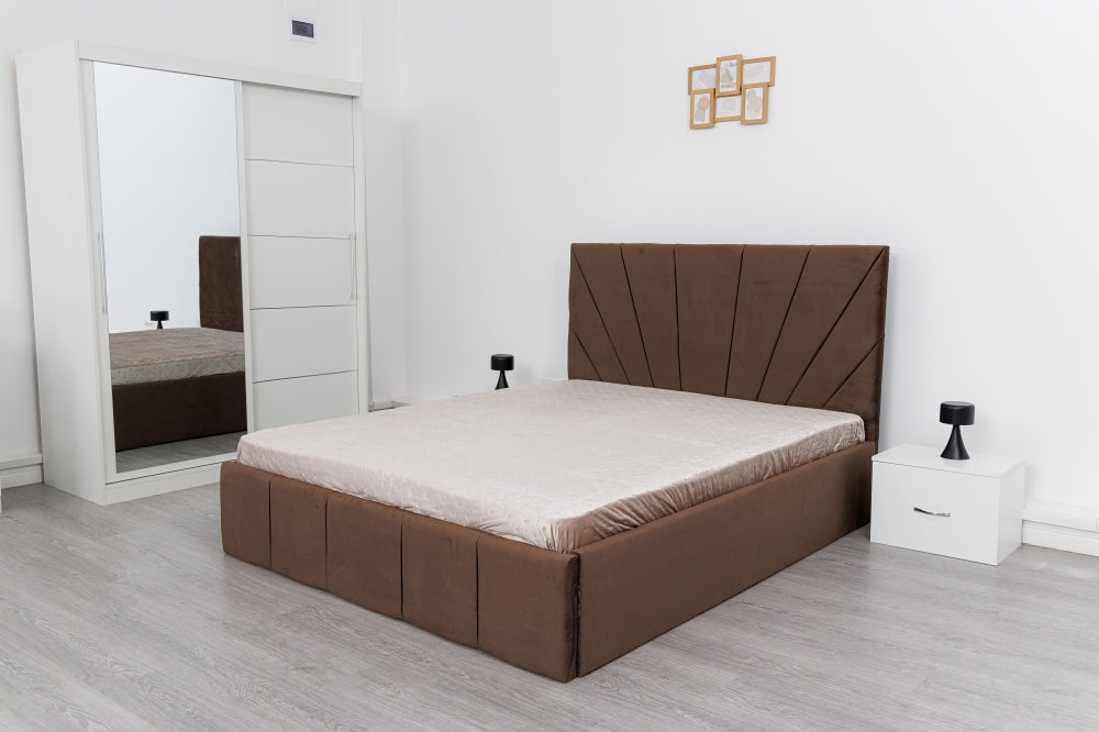 Set mobilier dormitor modern cu pat tapitat maro si dulap alb cu oglinda largă