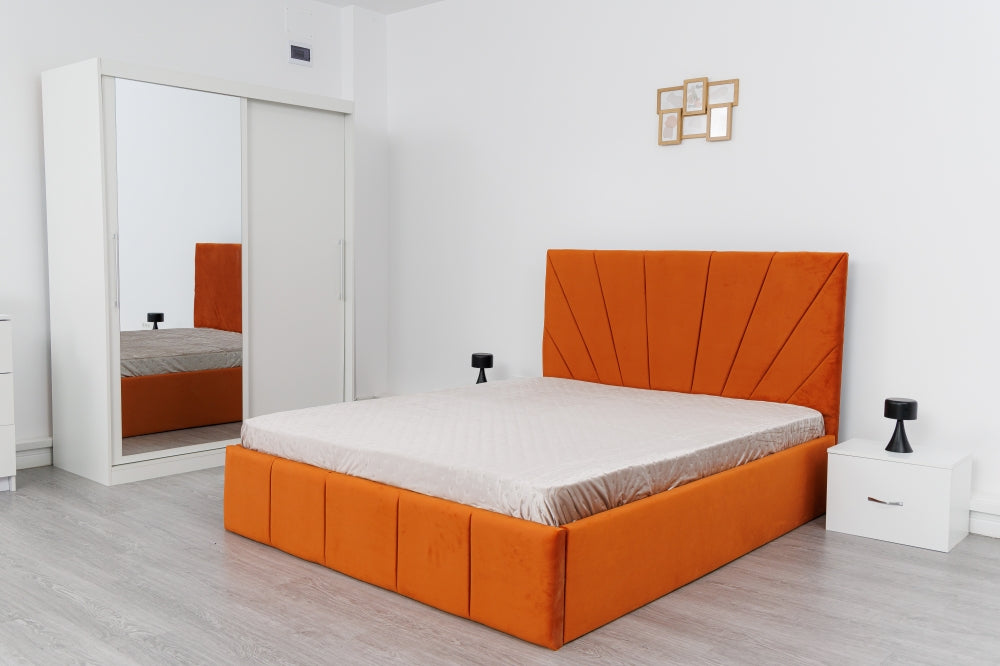 Set mobilier dormitor modern portocaliu complet cu pat și dulap alb cu oglinzi în cameră luminoasă