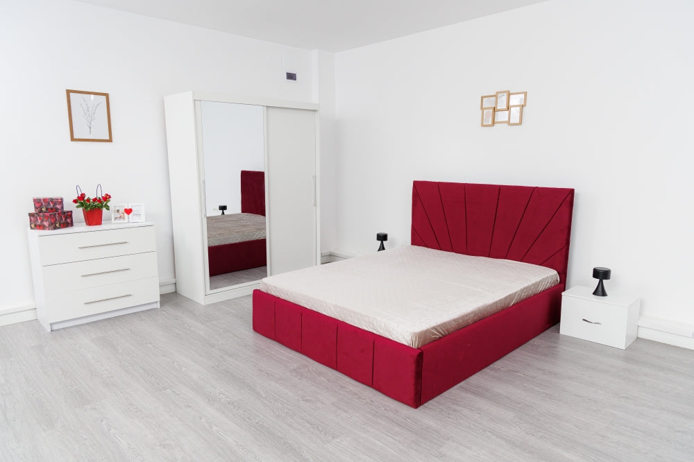 Set mobilier dormitor modern cu pat tapitat rosu, dulap alb cu oglinda si comoda alba in camera luminoasa