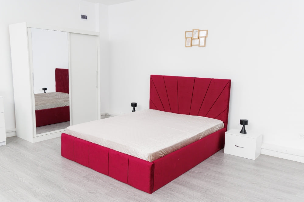 Set mobilier dormitor modern cu pat tapitat rosu, noptiere albe si dulap cu usi glisante si oglinda